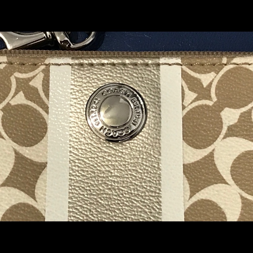 Coach beige/cream/gold sig C leather wristlet - Picture 4 of 15